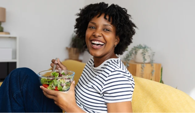 Mulher segurando uma tijela com salada