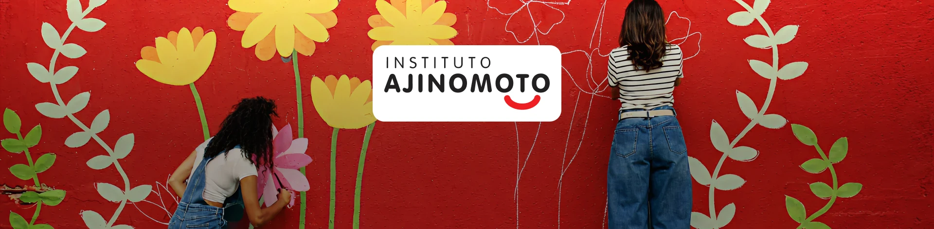 Pessoas fazendo pinturas de flores em uma parede vermelha