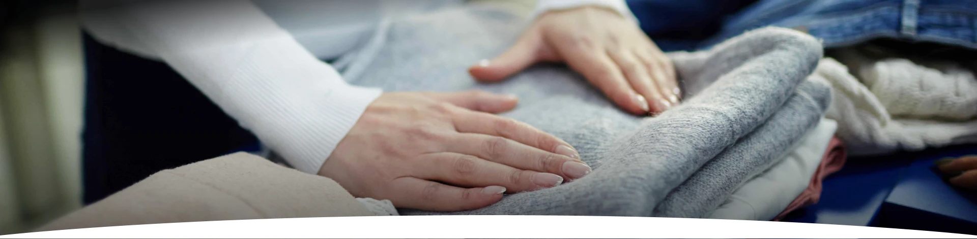 Pessoa afofando alguns cobertores