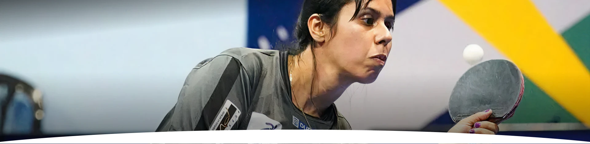 Esportista jogando ping-pong em quadra