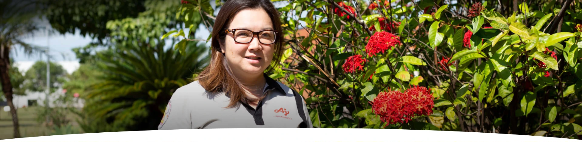 Voluntária em um jardim