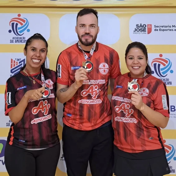 Três atletas medalhistas lado a lado