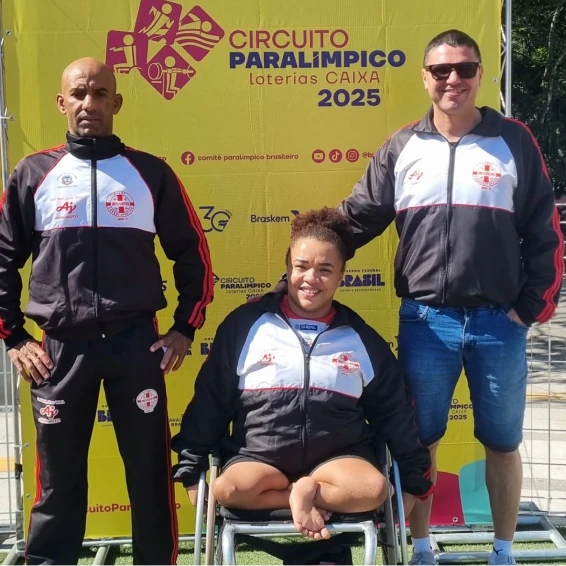 Atleta com seus treinadores ao lado no Circuito Paraolímpico loterias Caixa 2025