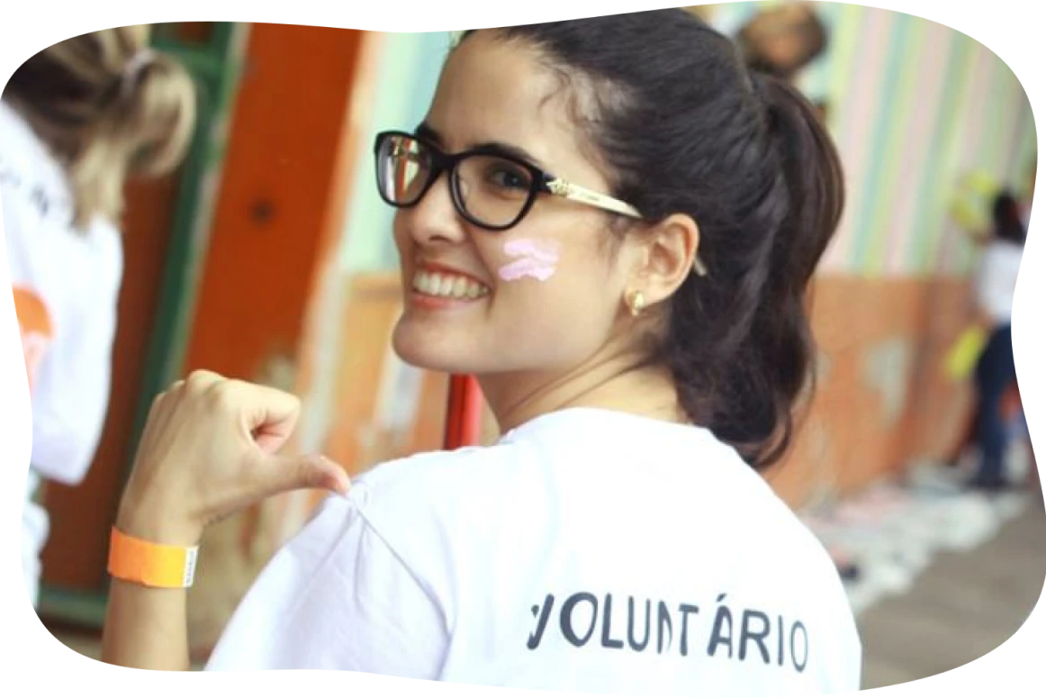 Pessoa de costas apontando para a sua camiseta do projeto