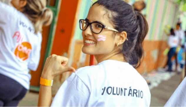 Pessoa de costas apontando para a sua camiseta do projeto