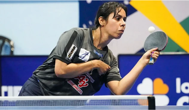 Esportista jogando ping-pong em quadra