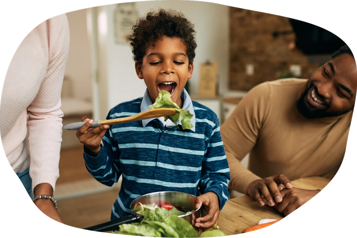 Criança comendo salada